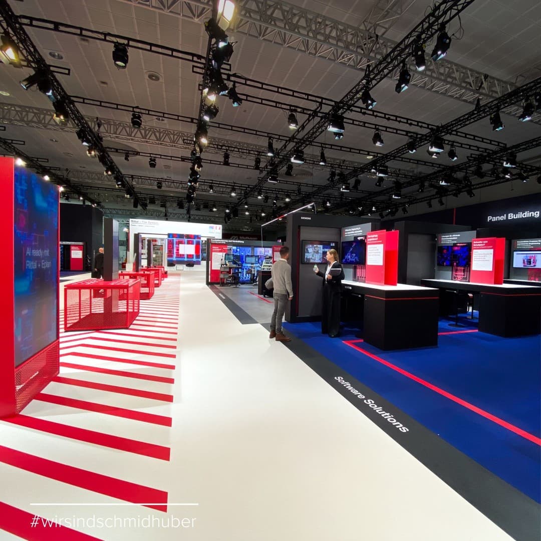 Lighting accents on exhibits