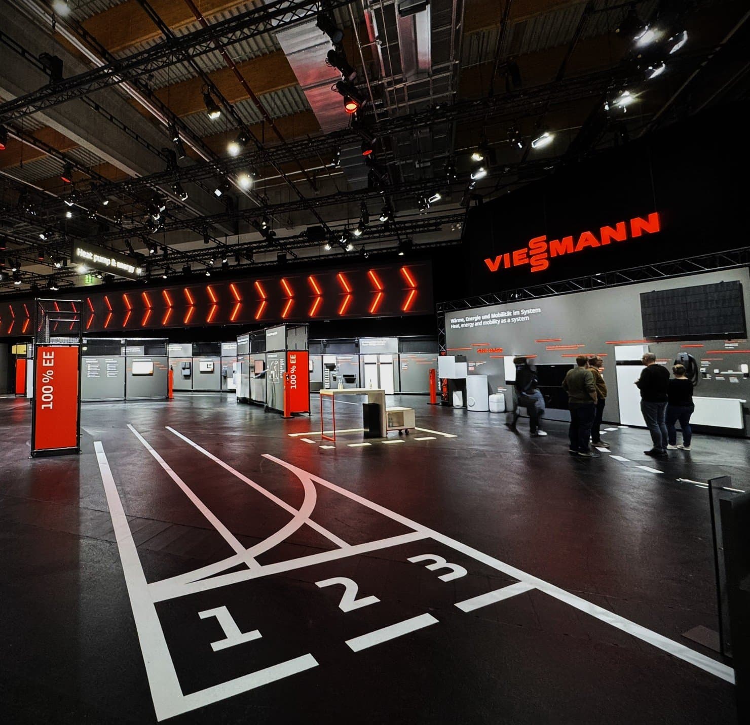 Detail: Astera tubes in sync with dramaturgy