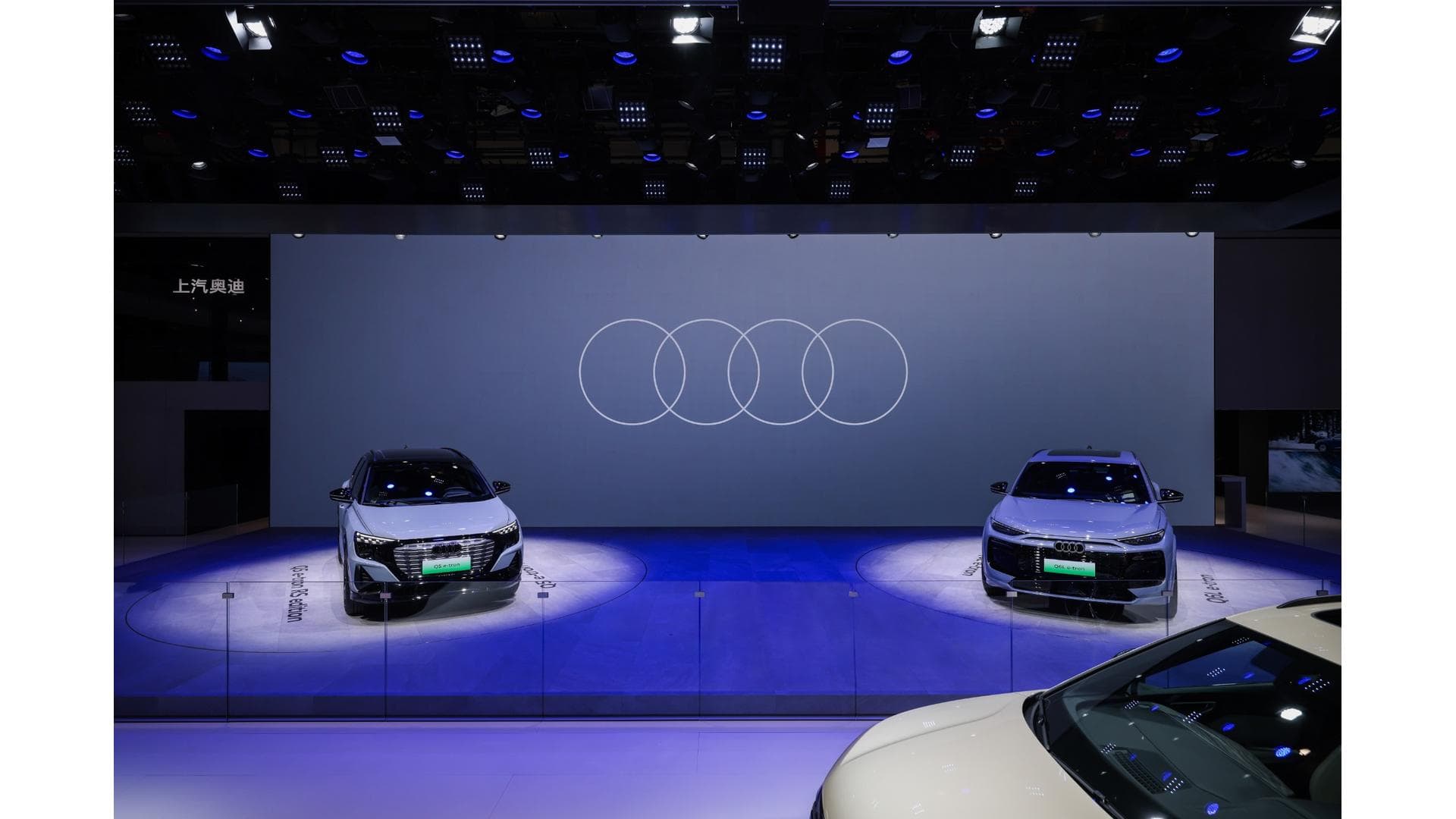 Lighting design for vehicle highlights